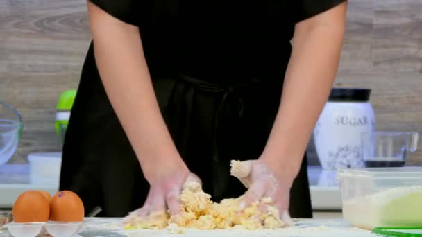 Les mains féminines travaillent dans la farine — Video