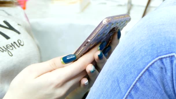As mãos femininas usam um smartphone — Vídeo de Stock