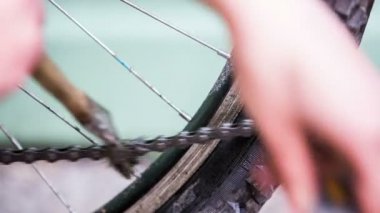 Bisiklet zinciri bir fırça ile yıkayın