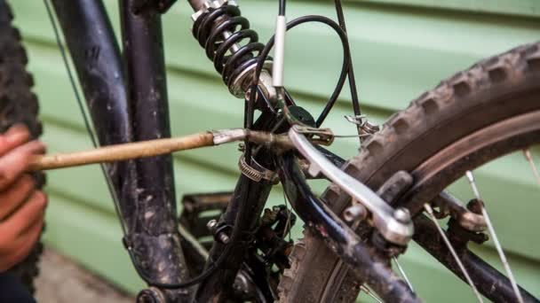 Fahrradstoßdämpfer mit Bürste waschen — Stockvideo