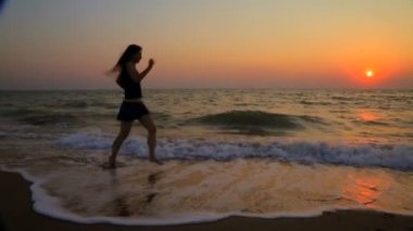 bir kadın deniz kıyı şeridinde çalışır