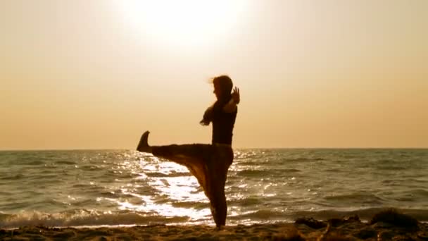 Kız plajda yoga egzersizi yapıyor. — Stok video