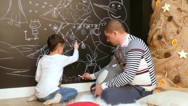 Niño y hombre pintan en la pared Árbol de Navidad — Vídeo de stock