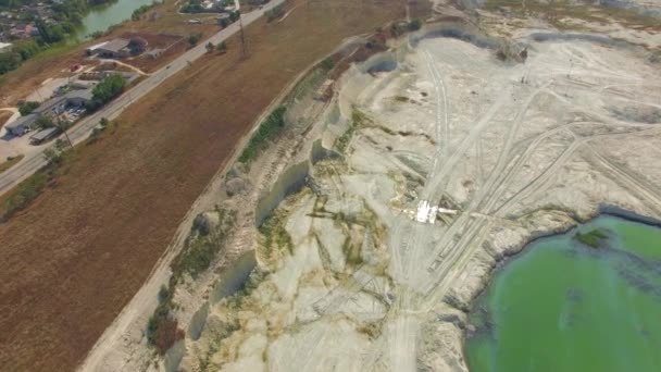 L’hélicoptère vole au-dessus du rideau en direction du village