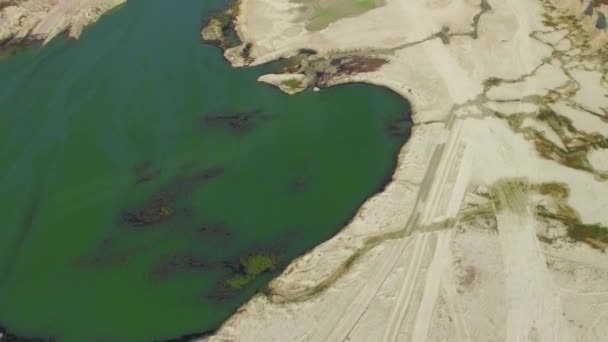 Luftaufnahme. See mit smaragdgrünem Wasser im Steinbruch in Bakhchisarai, Krim — Stockvideo