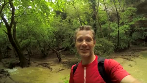 Man maken Selfie video op waterval — Stockvideo