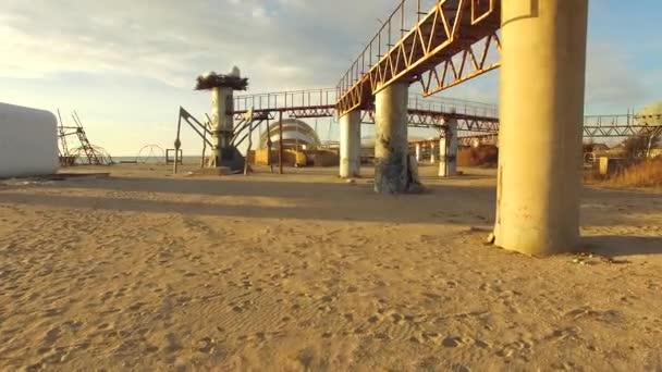 공중 보기. 크림 반도에서 베 푸 즈의 장식적인 구조물 — 비디오