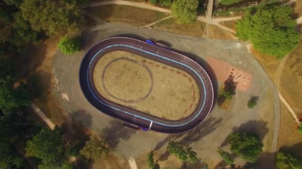 VISTA AERIAL. Nueva pista de ciclismo moderna en Green Park — Vídeos de Stock