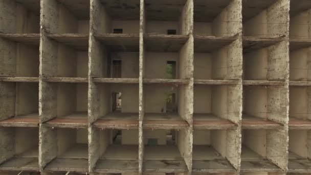 VISTA AERIAL. Estructura básica del edificio inacabado del hotel de vacaciones — Vídeos de Stock