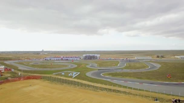 En flygande vy. Ryska Karting Championship På Yevpatoriya Route — Stockvideo