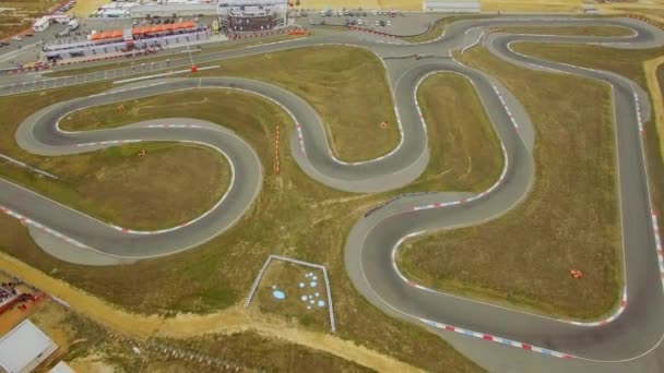 Faixa de corrida de carrinho vazio durante o Campeonato ", VISTA AERIAL. — Vídeo de Stock