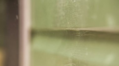 Kapağa deterjan püskürtülür.