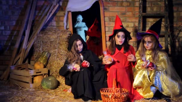 Bambini in costume giocano per Halloween — Video Stock