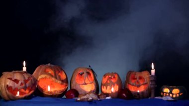 Cadılar bayramı balkabaklarının arkasından fırlayıp korkutan kostümlü çocuklar.