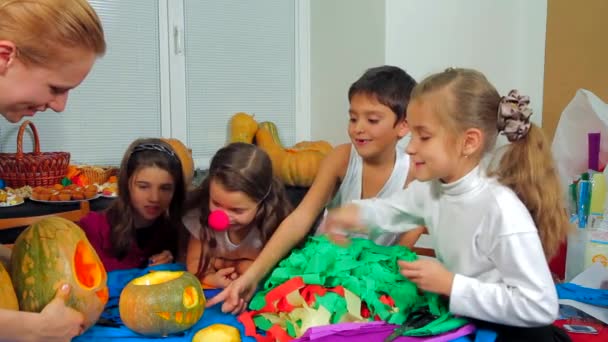 Kinder und Frau bereiten sich auf Halloween vor — Stockvideo