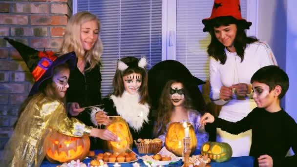 Kinderen in halloween kostuums steken kaarsen — Stockvideo