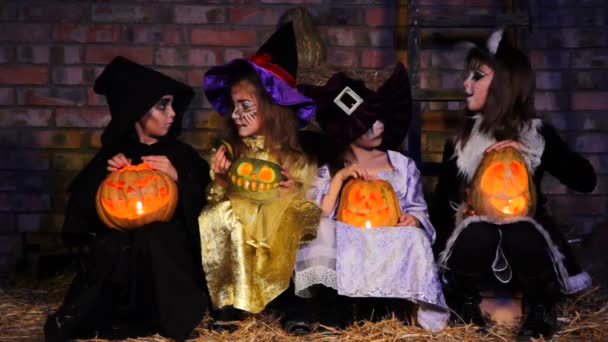 Niños jugando con calabazas de halloween — Vídeo de stock