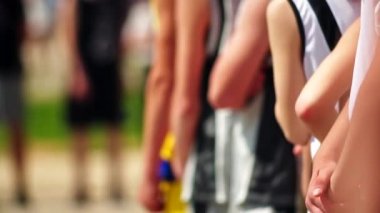 Basketbolcular sıraya girip alkışlamaya başlıyorlar..
