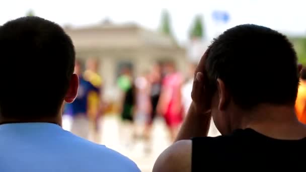 Les téléspectateurs regardent un match de basket sur le terrain. Clip Vidéo