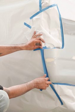 Sprey garaj araba vücut iş oto tamir boya püskürtme sırasında kaza sonrası boya kağıt eklemek.