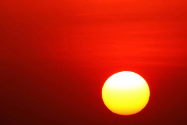 Büyük güneş günbatımı turuncu gökyüzü arka plan.