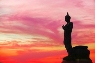 Buddha ve tam güneş günbatımı sunright gökyüzü turuncu alacakaranlık gökyüzü kırmızı bulut açık yaz doğa ayakta siluet.