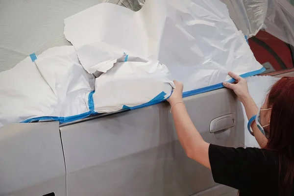 Attach the paper to spray paint garage car body work auto repair paint after the accident during the spraying.