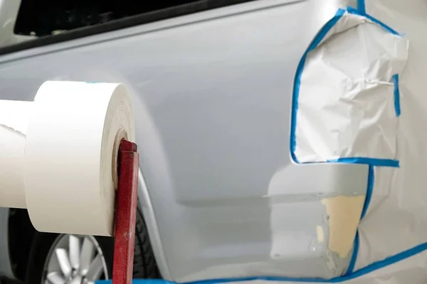 Attach the paper to spray paint garage car body work auto repair paint after the accident during the spraying.