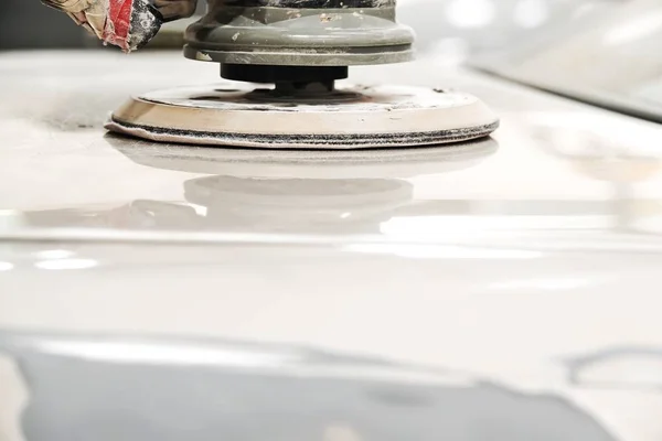 Befestigen Sie Das Papier Farbe Sprühen Garage Karosserie Arbeit Autoreparatur — Stockfoto