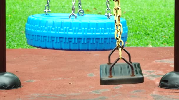 Hängeschaukel Auf Spielplatz — Stockvideo