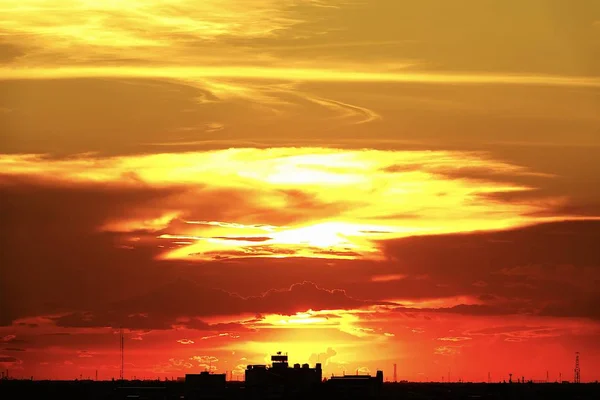 夕日夕暮れのオレンジ色の空が紫の美しい自然の背景を参照してください — ストック写真