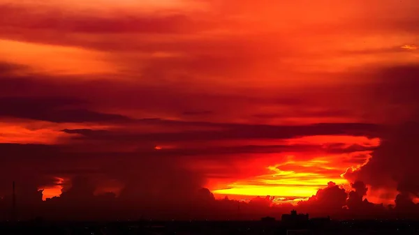 夕日夕暮れのオレンジ色の空が紫の美しい自然の背景を参照してください — ストック写真