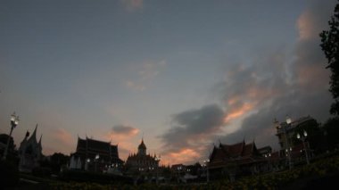 4 k A zaman atlamalı bangkok VITY büyük gün batımına doğru şehir bina horizon olarak büyük turuncu günbatımı