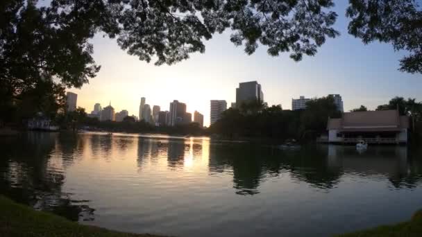 Lapso Tempo Pôr Sol Alaranjado Grande Enquanto Sol Maciço Põe — Vídeo de Stock