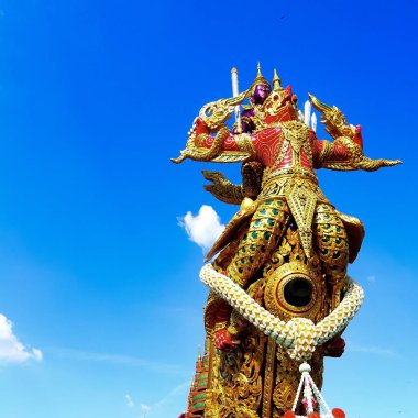 Aun Ai Rak Khlai Khwam 'daki Suphannahong Kraliyet Mavnası' nın kopyası The Royal Plaza (Dusit Palace Plaza, ya da Binicilik Heykeli Plaza), Bangkok, Tayland