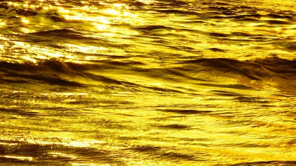 Luz Dorada Reflejada Superficie Del Agua Noche Textura Fondo Agua — Foto de Stock