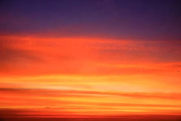 日落黄昏橙色天空看美丽的紫色自然背景 — 图库照片