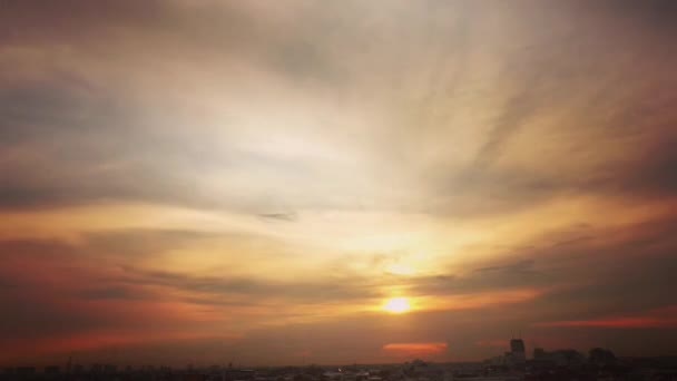 作为大规模太阳落到地平线以上城市大橘黄色的夕阳时间流逝 — 图库视频影像