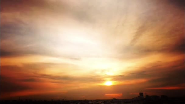 作为大规模太阳落到地平线以上城市大橘黄色的夕阳时间流逝 — 图库视频影像