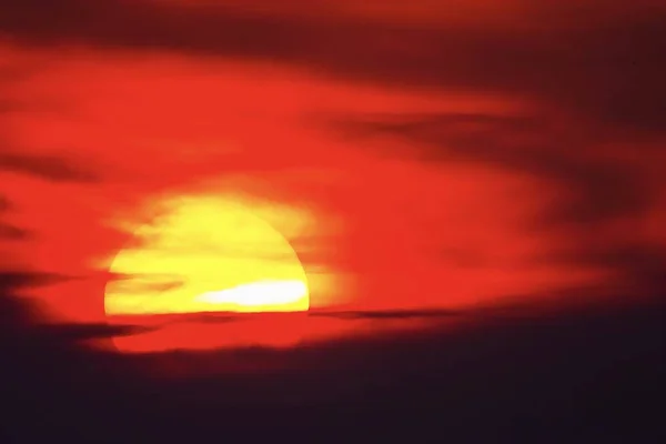 Gran Sol Puesta Sol Cielo Naranja Cielo Rojo Sol Aire — Foto de Stock