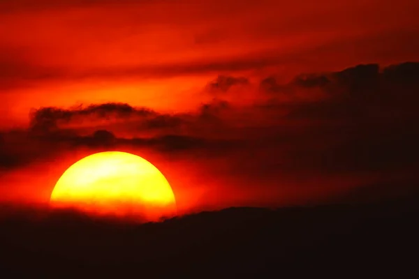 Большое Солнце Закат Небо Оранжевое Небо Красное Солнце Открытом Воздухе — стоковое фото