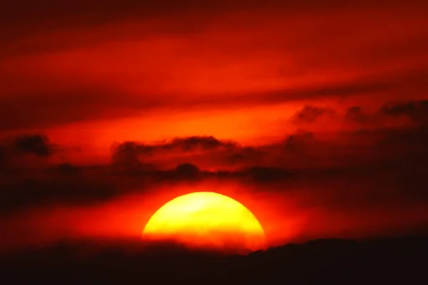 Gran Sol Puesta Sol Cielo Naranja Cielo Rojo Sol Aire — Foto de Stock