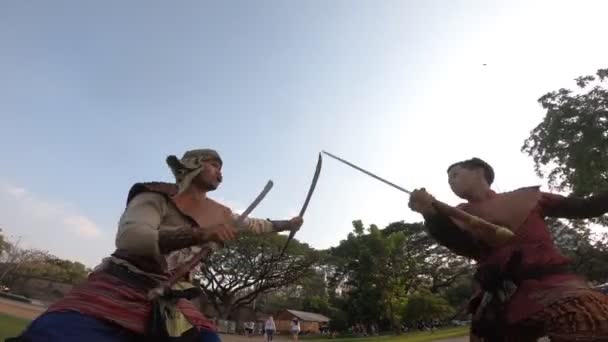 Bangkok Tailândia Janeiro 2019 Dois Homens Vestido Tradicional Espada Holidng — Vídeo de Stock