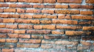 Pencere duvar doku desenleri üzerinde bir tuğla eski 4k Grungy kentsel arka plan 150 yıldan fazla grungy doku gri beton ağaç
