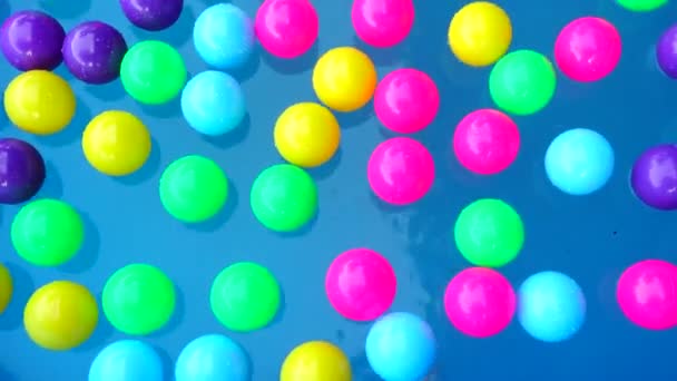 4Kホリデーパーティーは 小さな色のボールで満たされた箱の中でゲームを水の中で — ストック動画