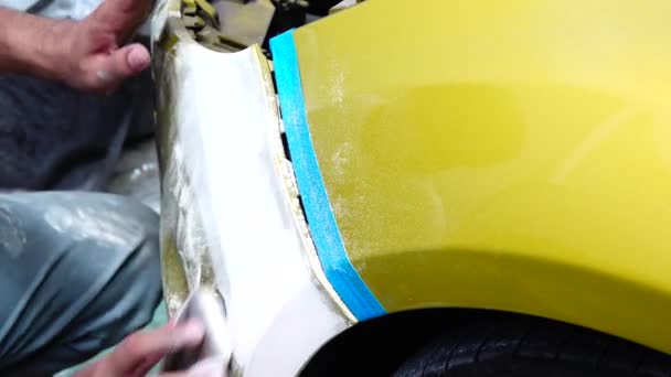 4Kガレージ車の車の仕事車の車の修理車の車の修理車の塗装は 噴霧車の間に事故の後 — ストック動画