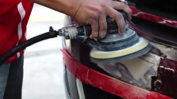 4Kガレージ車の車の仕事車の車の修理車の車の修理車の塗装は 噴霧車の間に事故の後 — ストック動画