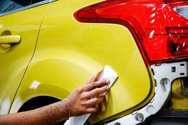 汽车车身修理汽车喷涂过程中发生事故后的汽车修理油漆 免版税图库照片