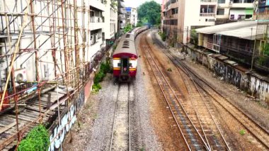 4k Dizel tren ÇalıştırAn eski 105 yıllık demiryolu rayları insan taşıma, şehirde ulaşım sistemleri