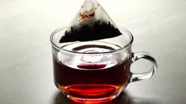 Hd 1080p süper yavaş Soğuk bir kış günü pencere arka plan sıcak çay bardağı